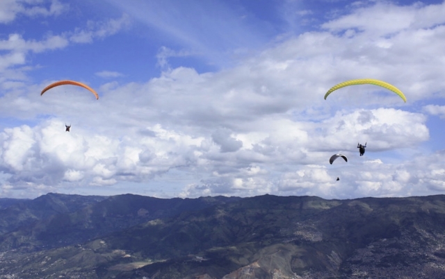  parapentes en vuelo