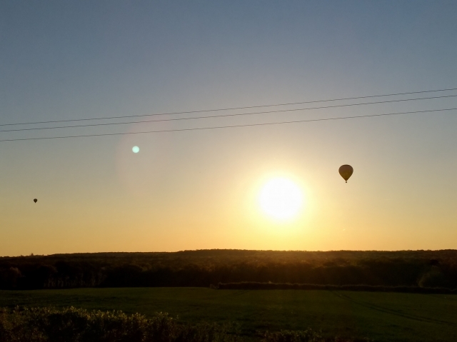  globo aerostático al atardecer