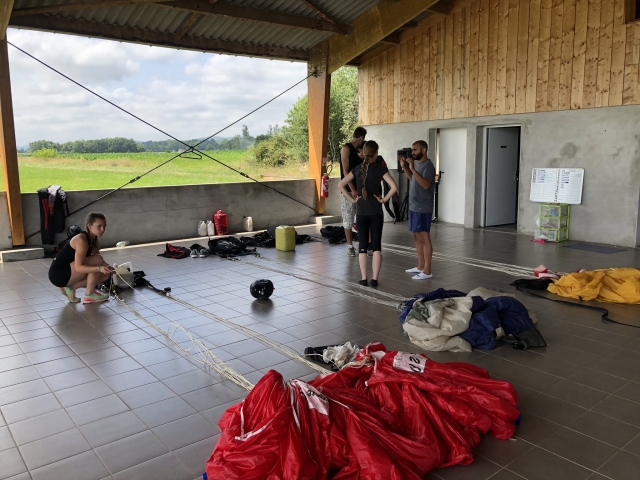 Preparación para un salto en paracaídas 