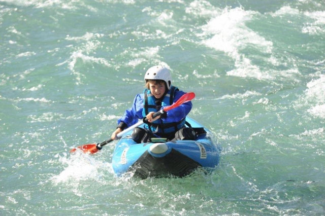  Niño valienle en canoa