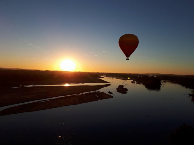  Ascenso del globo aerostático en amanecer