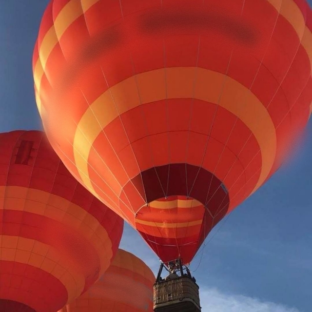  Globos aerostáticos en el cielo 