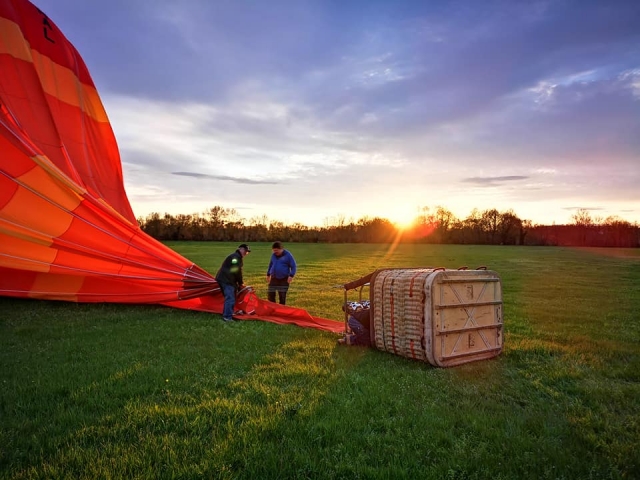  Preparando el globo aerostático para el despegue 