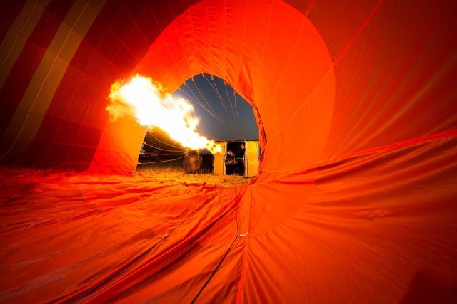Interior de un globo aerostático en preparación