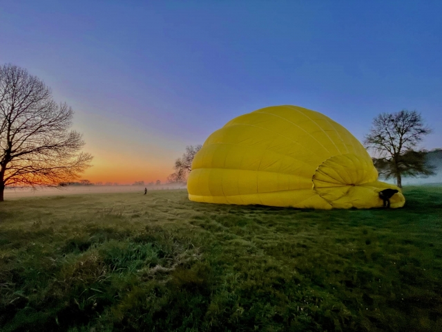Inflado de globos al atardecer 