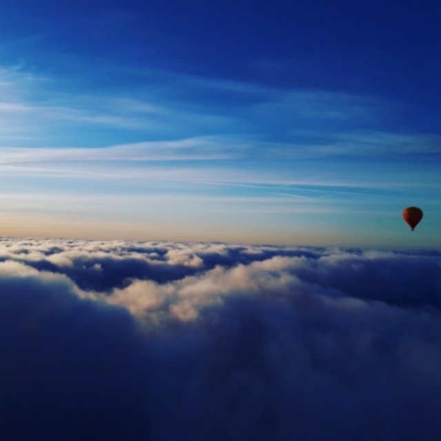 Globo sobre las nubes 