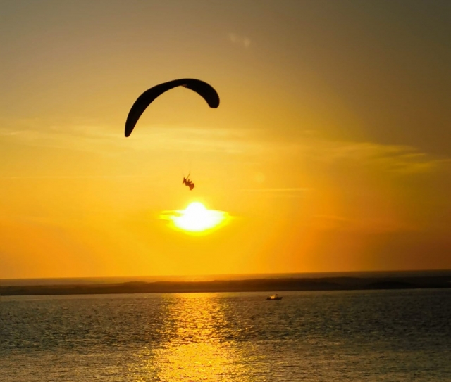  Parapenle sobre la bahía de Arcachon al atardecer 