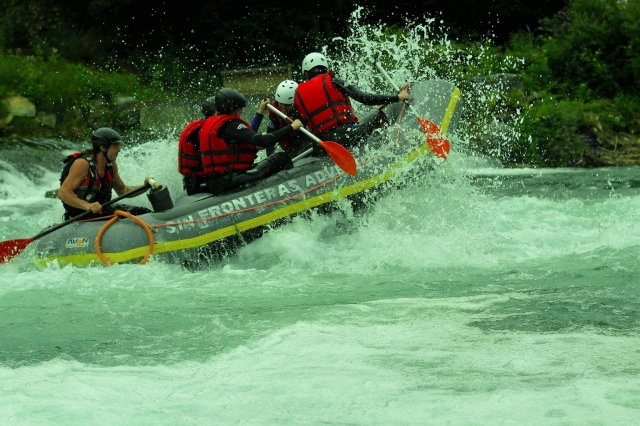  Rafting con un grupo de amigos 