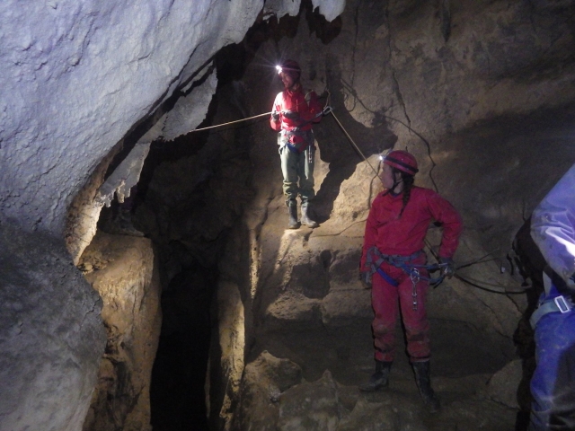  Espeleología en grupo 