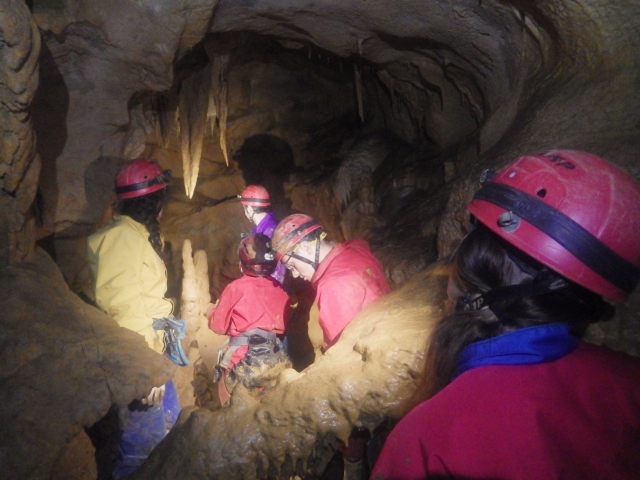  Descubrimiento de espeleología en grupo