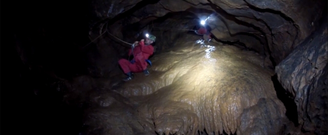  Día de descubrimiento en una gruta 
