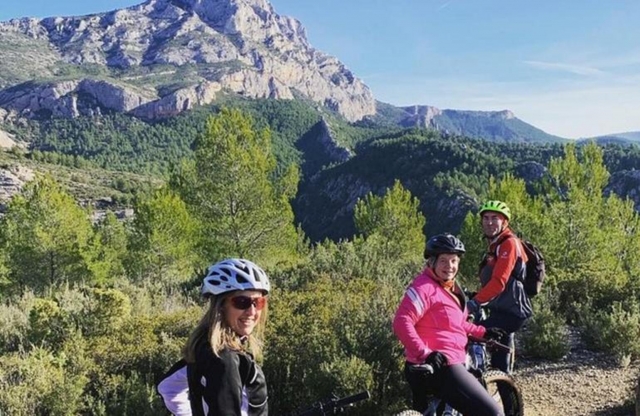  Camicrema con vistas a la cerro Sainle-Victoire 