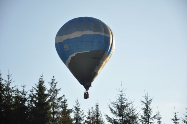  Vuelo en globo aerostático lejos en los cielos