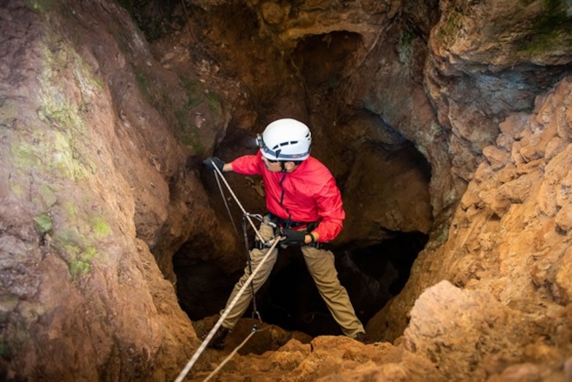  Espeleología y progresión con cuerdas 