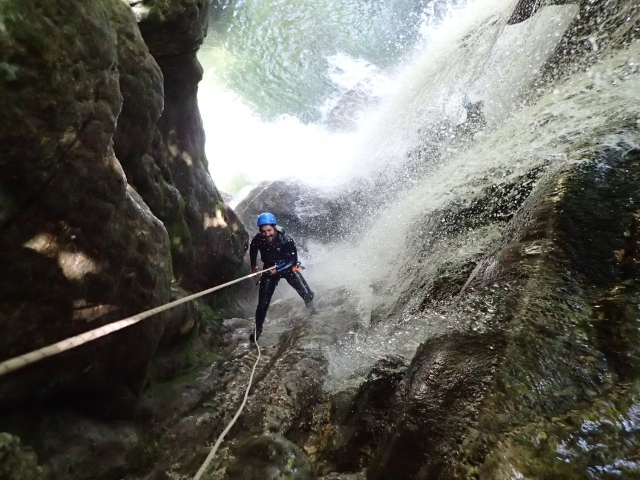  Rappel a lo largo de la cascada 