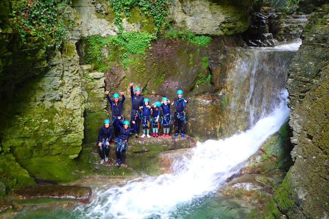  Foto de grupo delanle de la cascada