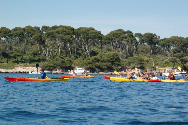 Paseo con amigos a bordo de un kayak 