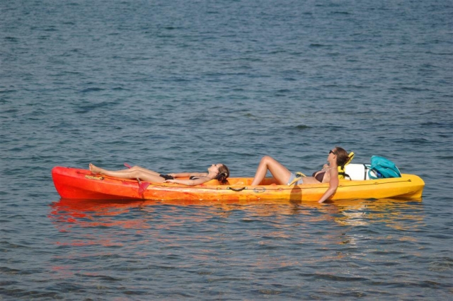 Momento de relajación con amigos en kayak