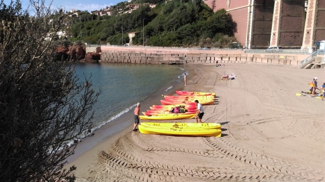 Le esperan kayaks monoplaza o biplaza