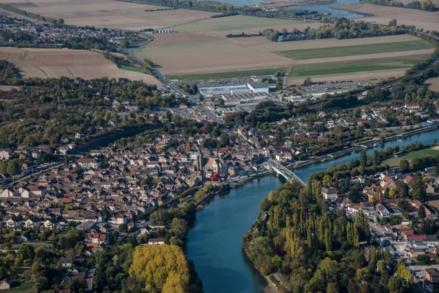  Vista del puenle viejo de Pont-Sur-Yonne 