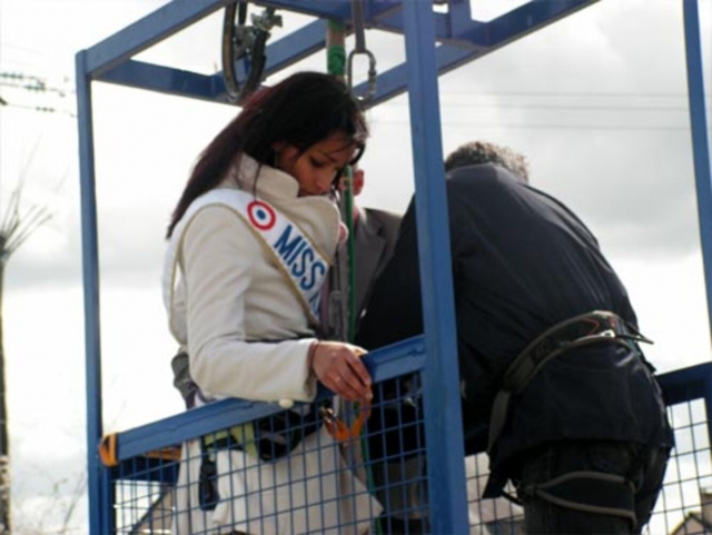  Miss Francia 2005 preparando el puenting