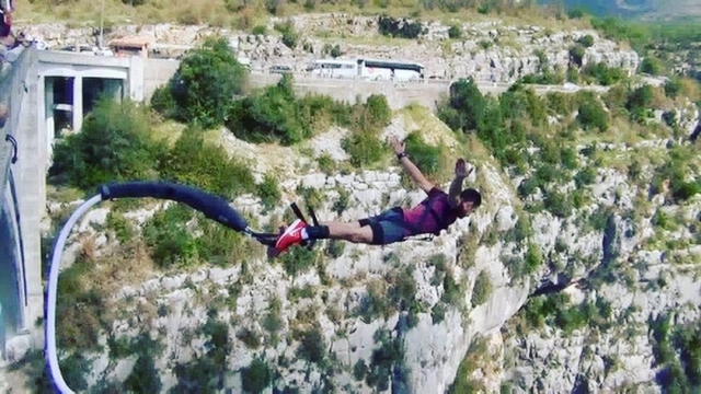Increíble salto en el puenle de Artuby