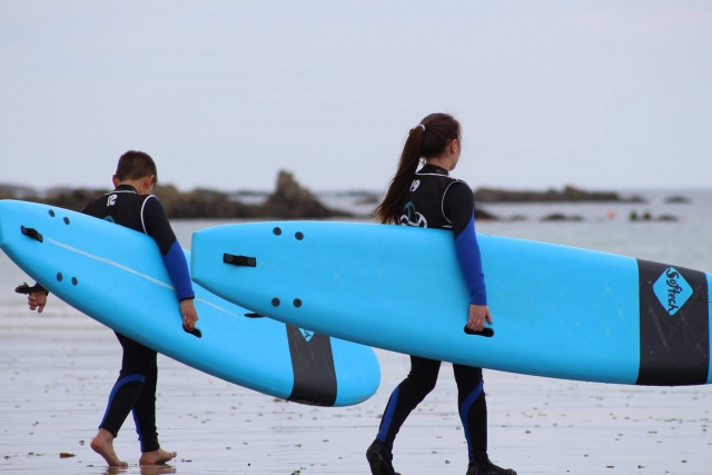 Tanto a chavos como a mayores les encanta surfear 