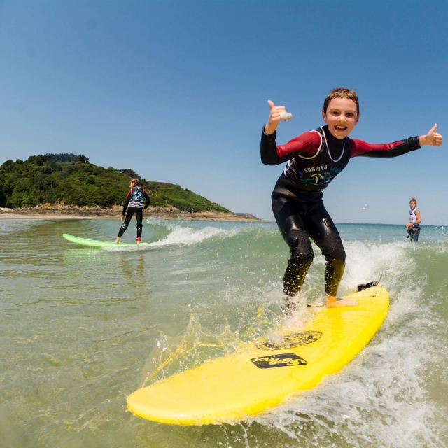  Neoprenos y tablas de surf disponibles también para niños 