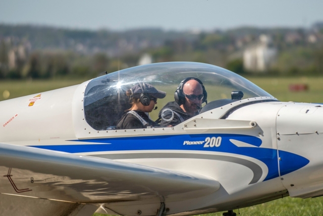 Piloto escuchando 