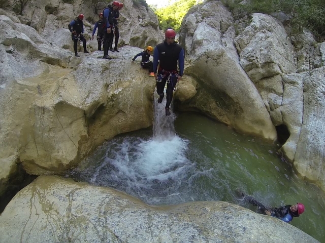 Saltar al agua 