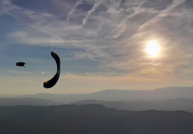 Vuelo en parapenle sobre los Alpes 