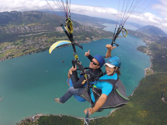  Parapenle sobre el lago de Annecy 