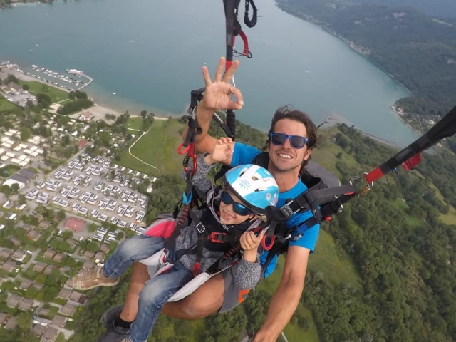  Vuelo infantil deslizándose sobre el lago azul 