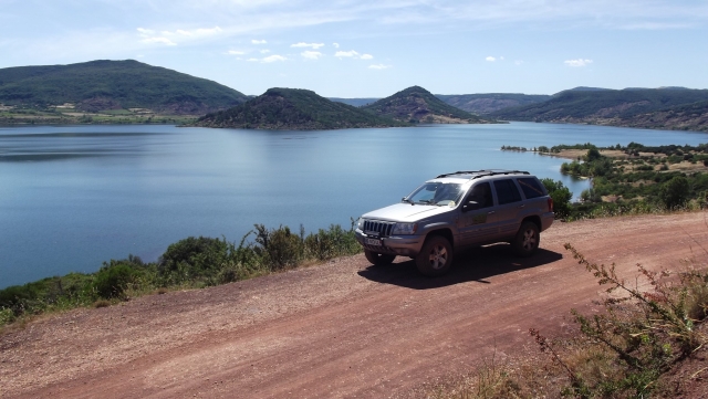  Jeep junto al lago 