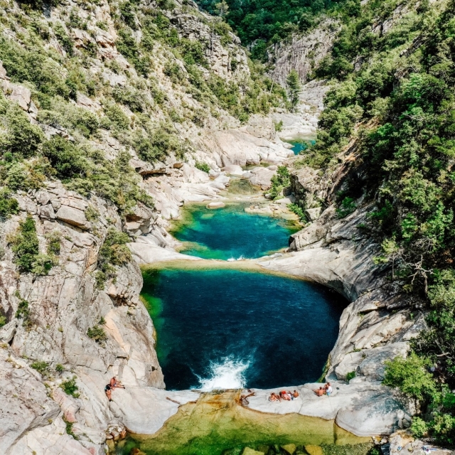 ¡Bañarse en piscinas naturales corsas!