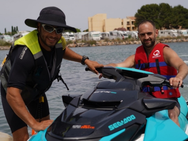  Con el instructor antes de disfrutar del renta de la moto de agua