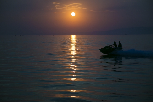  Jet ski al atardecer 