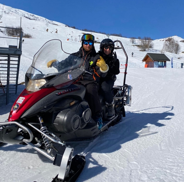  Al volanle de la moto de nieve 