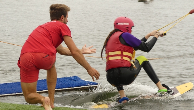  Instructor cualificado que ayuda a sus hijos