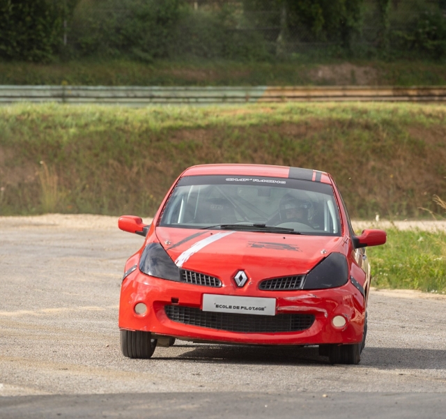  Un Clio 3 en un circuito de hormigón 