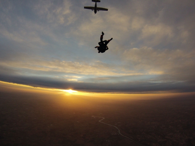 Caída libre al anochecer 