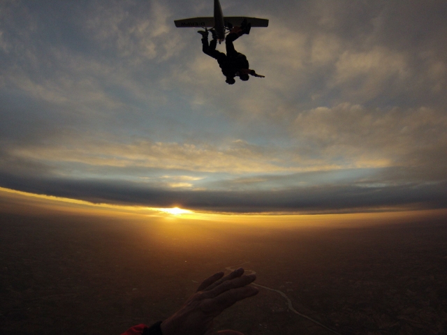  Caída libre al atardecer 