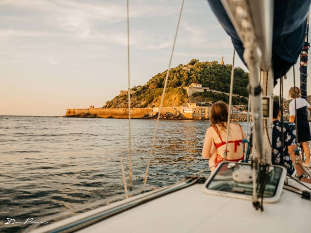 Paseo en velero por la tarde 