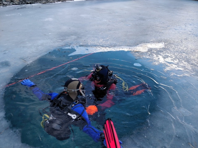  Inicio del buceo en el corazón de las aguas heladas del lago