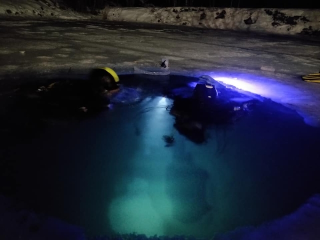  Découverle d'un lac gelé la nuit 