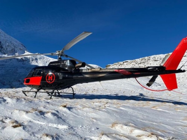  Nuestro helicóptero sobrevolando Saint Girons en invierno 