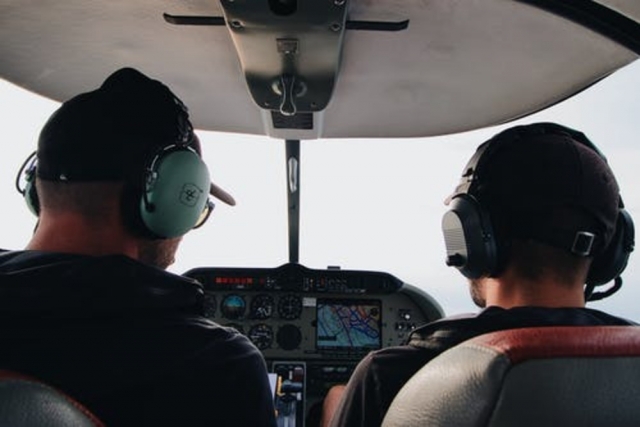 El instructor comentando el vuelo 