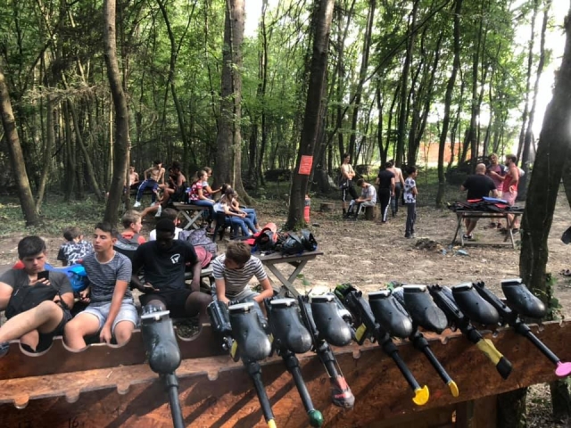  Esperando a que empiece la partida de paintball
