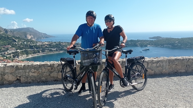  Bicicleta eléctrica con sus ses queridos 
