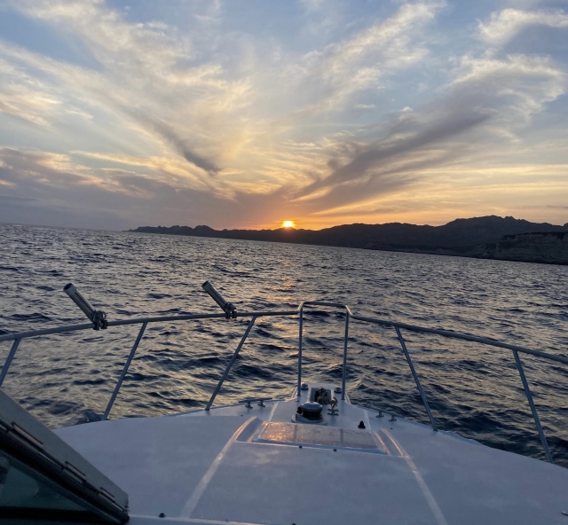 Paseo en barco para contemplar el atardecer 